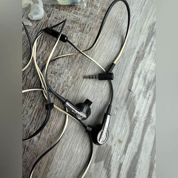 Bose Black In-Ear Headphones with Ear Tips - Picture 2 of 4
